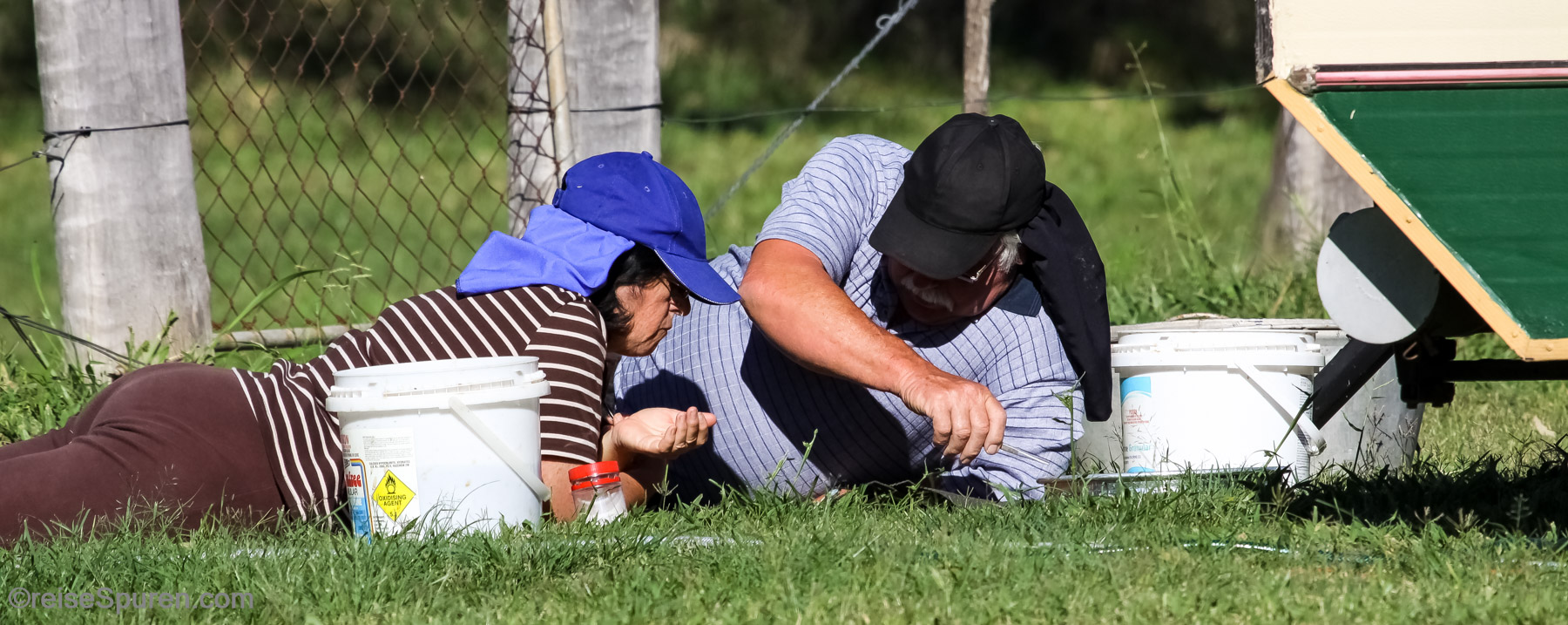 Saphirsucher bei der Begutachtung der Beute