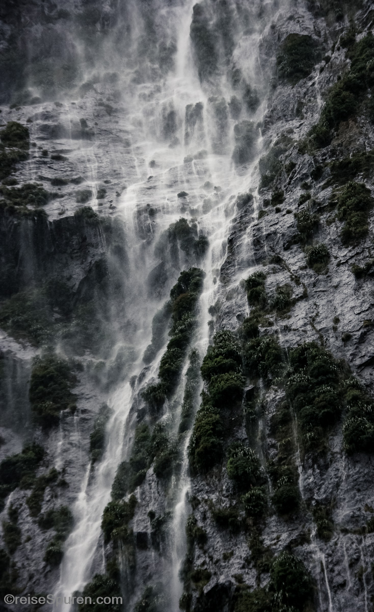 Durch den vielen Regen ist der ganze Bergrücken ein einziger Wasserfall